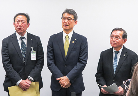 会議後、取材に応じる井上委員長（左）