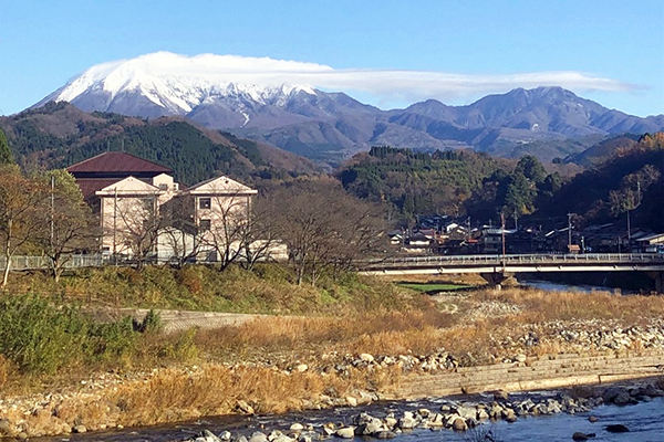 庁舎から望む大山南壁