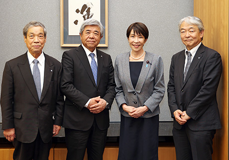 高市総理大臣(中央右)、棚野会長(中央左)、岩田会長代行(左)、森川副会長(右)