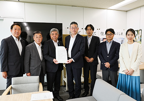 左から井上副会長、新井越生町長、棚野会長、堀上自然環境局長、近藤総 務課長、川越野生生物課長、中島外来生物対策室長