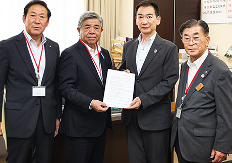坂消費・安全局長（中央右）