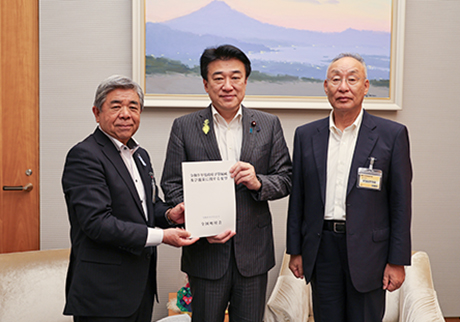 木原内閣官房長官(中央)