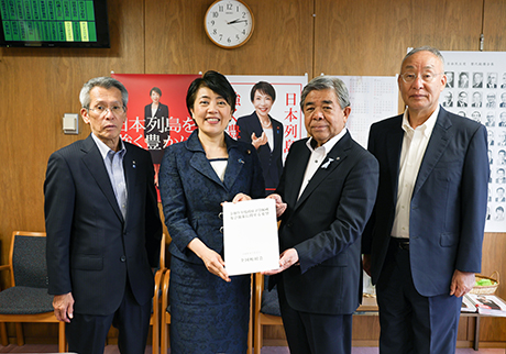 有村総務会長(左から2人目)