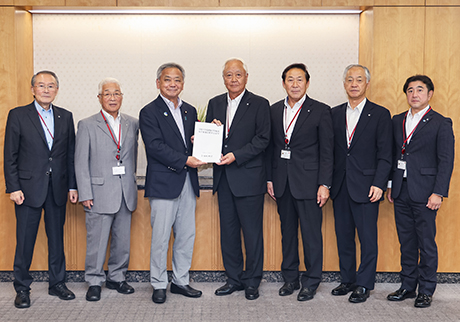 高橋総務副大臣(左から3人目)