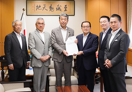中村文部科学副大臣(左から3人目)