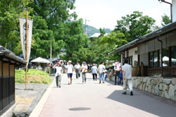 北斎館周辺の町のにぎわい