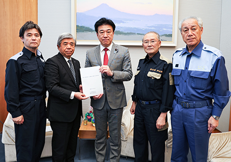左から草村熊本県町村会副会長、棚野会長、木原内閣官房長官、 竹﨑一成熊本県町村会長、藤本熊本県町村会監事