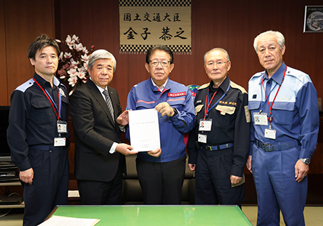 金子国土交通大臣（中央）