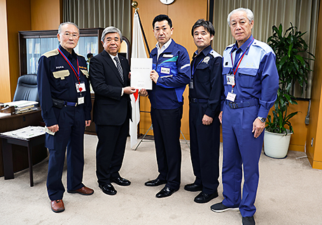 あかま防災担当大臣（中央）