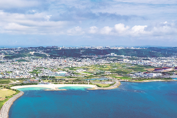 中城湾上空から望む西原町