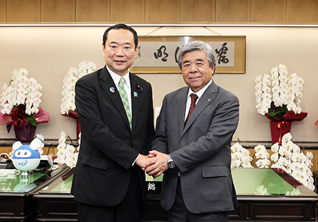 藤井総務大臣（左）、棚野会長（右）