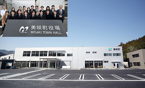 美咲町の新庁舎(左上は稲継ゼミ生たち)(栃木県那珂川町)