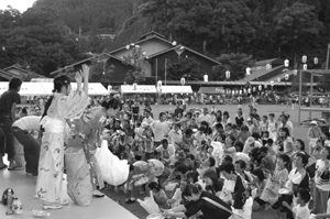 夏祭りでの餅撒きの写真