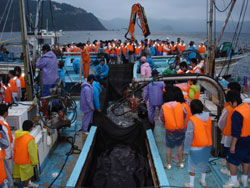 大網体験船による漁業体験ツアーの様子の写真