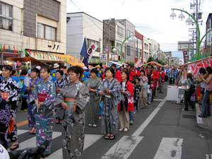 6月に開催されるほたる祭総踊りの様子の写真