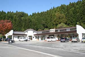 『手・まめ・館』全景(幼稚園舎の改修)の写真