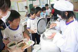 温かい炊飯器での米飯給食の様子の写真