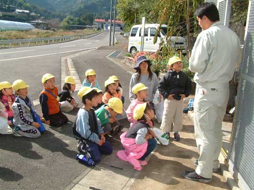 ゴミ分別の話を聞く子供達の様子の写真