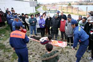 自主防災組織での救助訓練