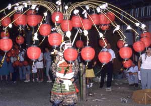 48個の提灯を身につけた幡母衣武者の写真