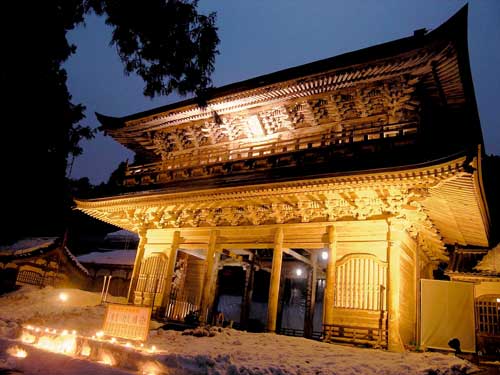 ライトアップされた永平寺山門の様子の写真