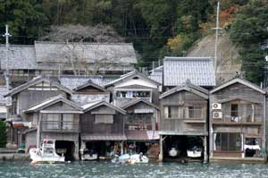 舟屋の一階は船のガレージ、2階は居室の構造をした建物の写真