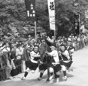 玉若酢命神社の御霊会風流の様子の写真