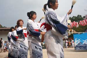 筆まつりでの筆踊りの様子の写真