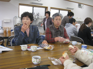 米粉パンを試食する農協女性部の様子の写真