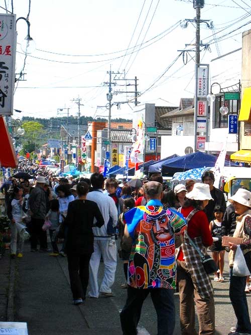 「トロントラ市」の様子の写真