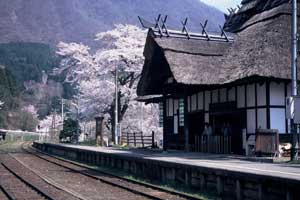 茅葺き屋根の駅舎湯上温泉駅の写真