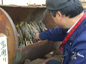 川魚を焼いている様子の写真