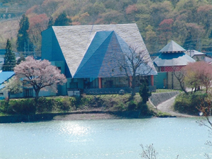 錦秋湖ほとりの銀河ホールの写真