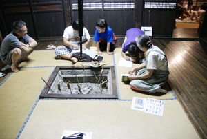 ​旧家屋「清吉稲荷」での地域住民とのふれあいの写真