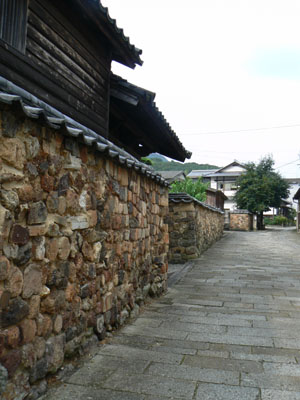 トンバイ塀のある裏道の写真