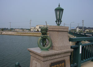 コナン大橋　コナンブロンズ像の写真