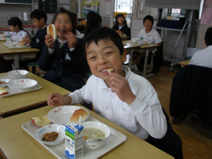 町内産の安全安心な食材で作られる米粉パンの学校給食の写真
