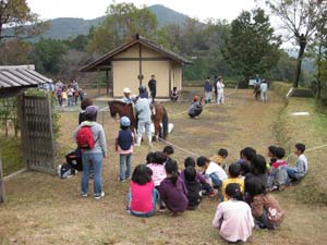 戦国の城をのま馬とともに体験している写真