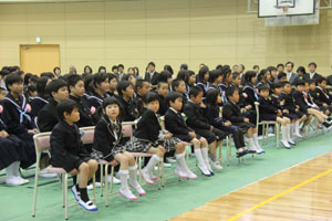 小・中一貫校 東峰学園「小学校・中学校一緒の入学式」の写真