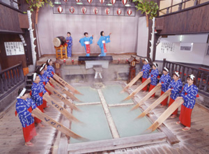 「熱の湯」「湯もみと踊り」の写真