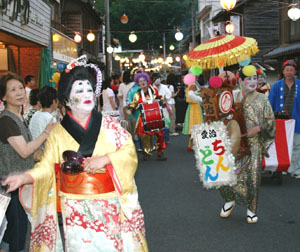 夜市に出演の愛治ちんどんクラブの写真