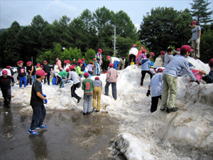 “真夏の雪遊び広場”に喜ぶ子どもたちの写真