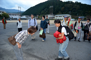 民泊受入家庭と疎開体験ツアー参加者の顔合わせの写真