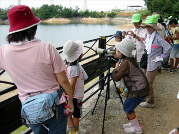 野鳥観察をする子ども達の様子の写真