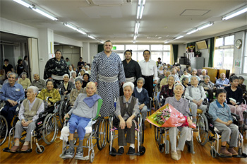 福祉施設で記念撮影した写真