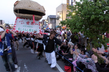 会津若松市街での大蛇パレードの様子の写真