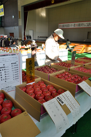 りんご品評会の様子の写真