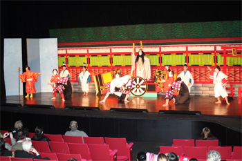 アメリカ合衆国で演じられた子ども歌舞伎の様子の写真