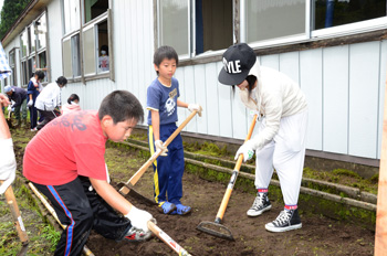 会期前に行われた清掃ワークショップ（八木沢公民館）の写真