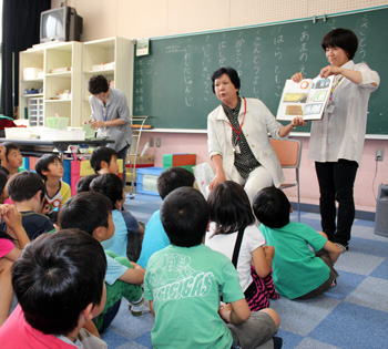 放課後子ども教室　指導員による本の読み聞かせの写真